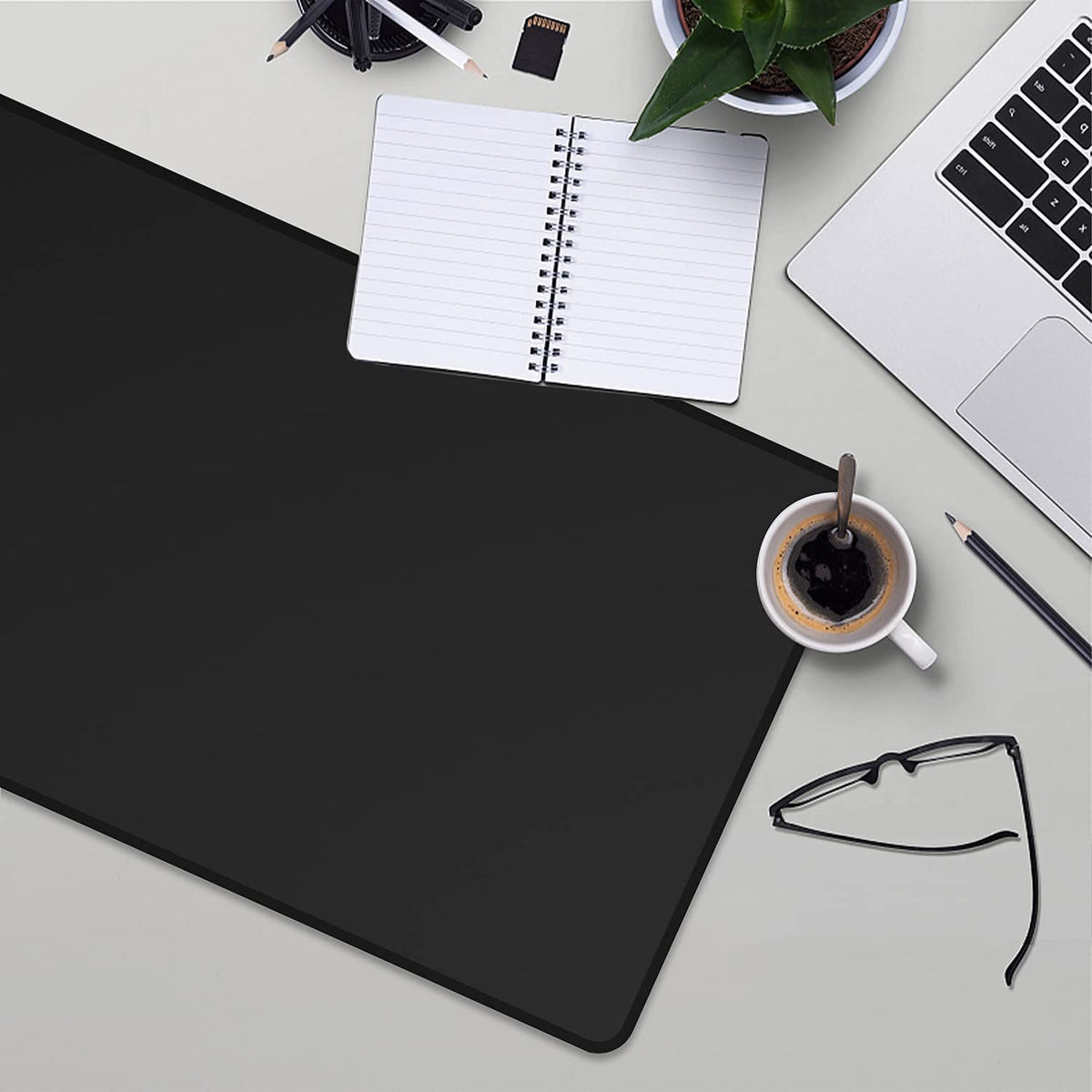 Tapis de souris gaming XXL — Surface grand format antidérapante.